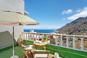 Outdoor dining - Holiday Home 'House In Anaga' with Sea View, Private Terrace, and Wi-Fi (Almaciga)