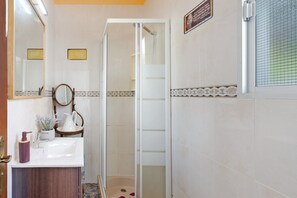 Shower, hair dryer, towels - Holiday Home 'House In Anaga' with Sea View, Private Terrace, and Wi-Fi (Almaciga)