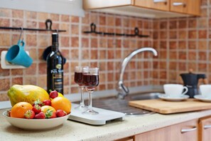Réfrigérateur, micro-ondes, plaque de cuisson, cafetière/bouilloire