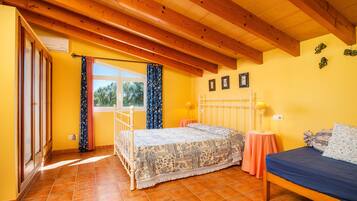 3 slaapkamers, een strijkplank/strijkijzer, gratis wifi, beddengoed