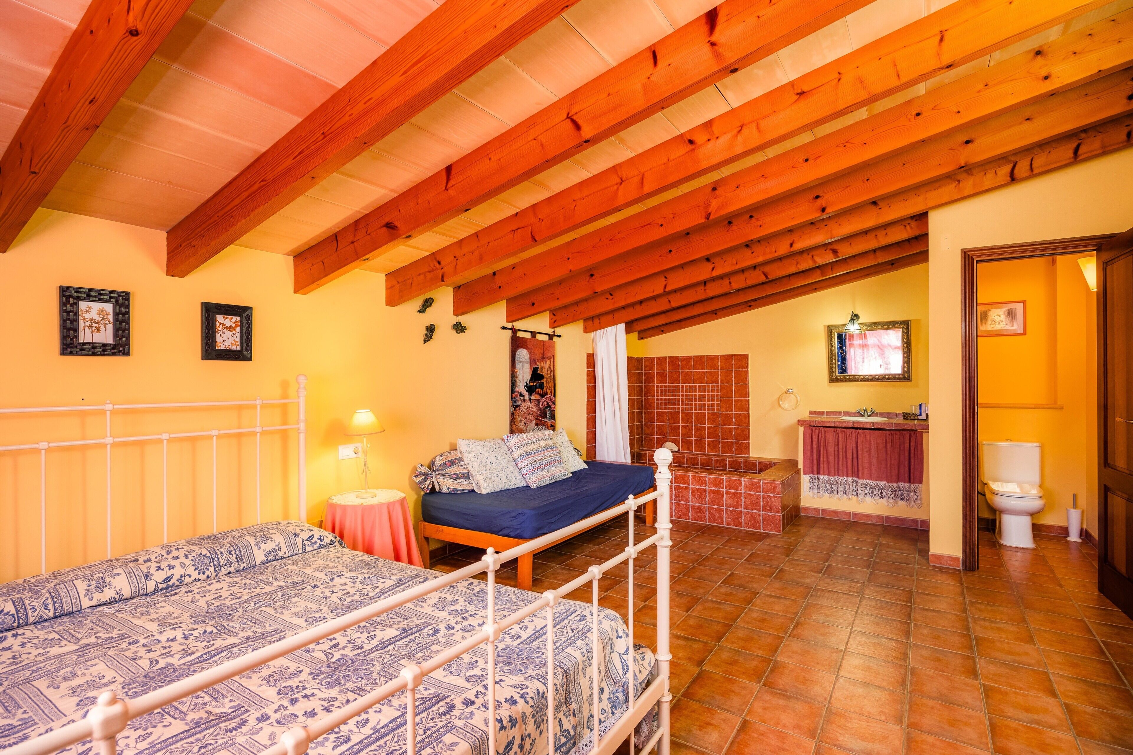 3 slaapkamers, een strijkplank/strijkijzer, gratis wifi, beddengoed