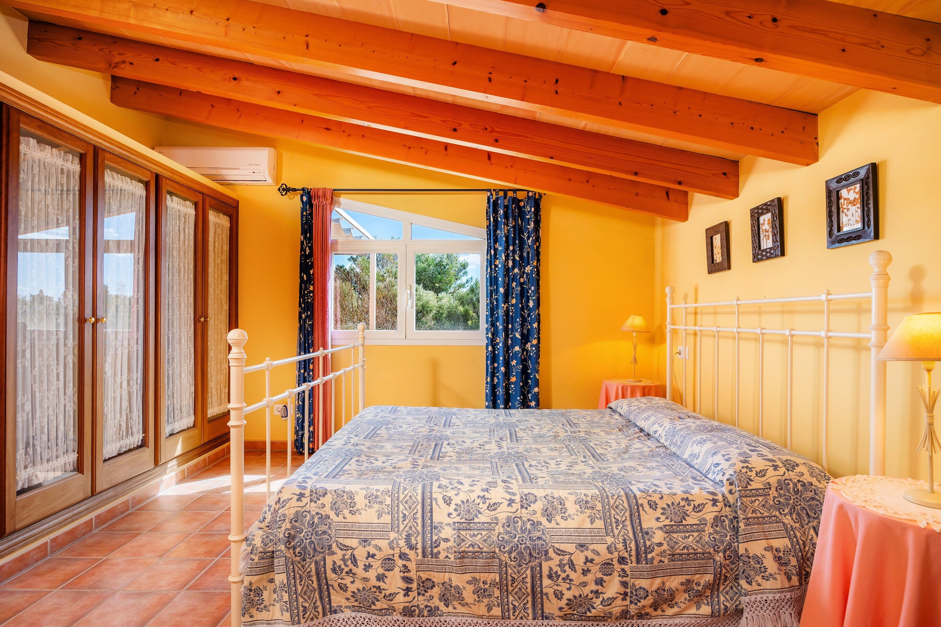 3 slaapkamers, een strijkplank/strijkijzer, gratis wifi, beddengoed