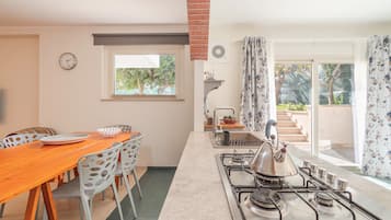 Fridge, oven, stovetop, coffee/tea maker