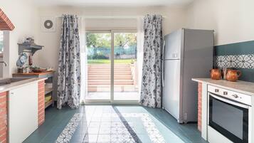 Fridge, oven, stovetop, coffee/tea maker