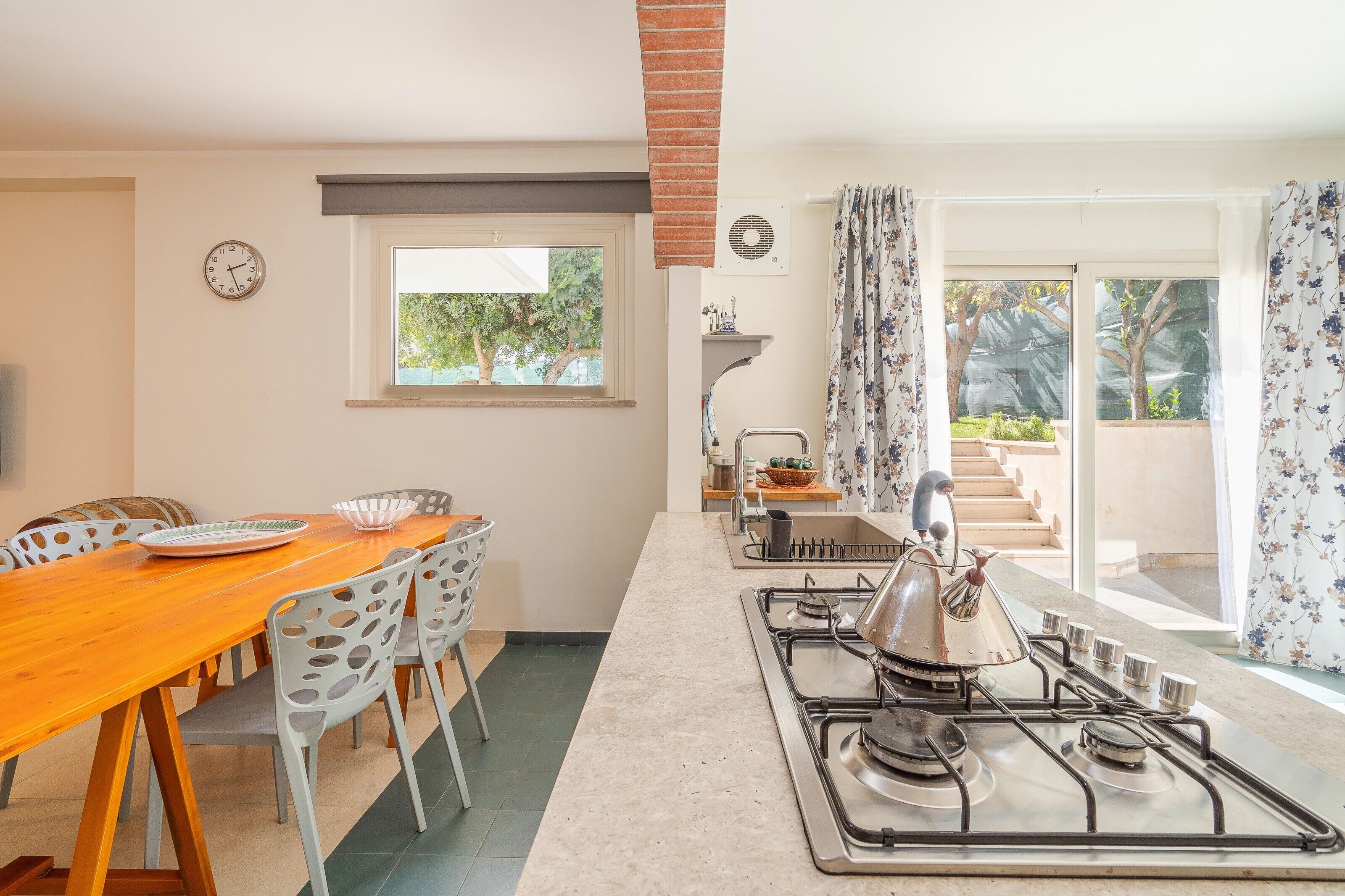 Kühlschrank, Ofen, Herdplatte, Wasserkocher mit Kaffee-/Teezubehör