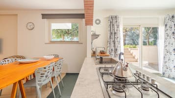 Fridge, oven, stovetop, coffee/tea maker