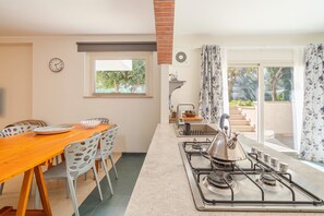 Frigorifero, forno, piano cottura, macchina per tè/caffè