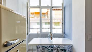 Kühlschrank, Ofen, Herdplatte, Wasserkocher