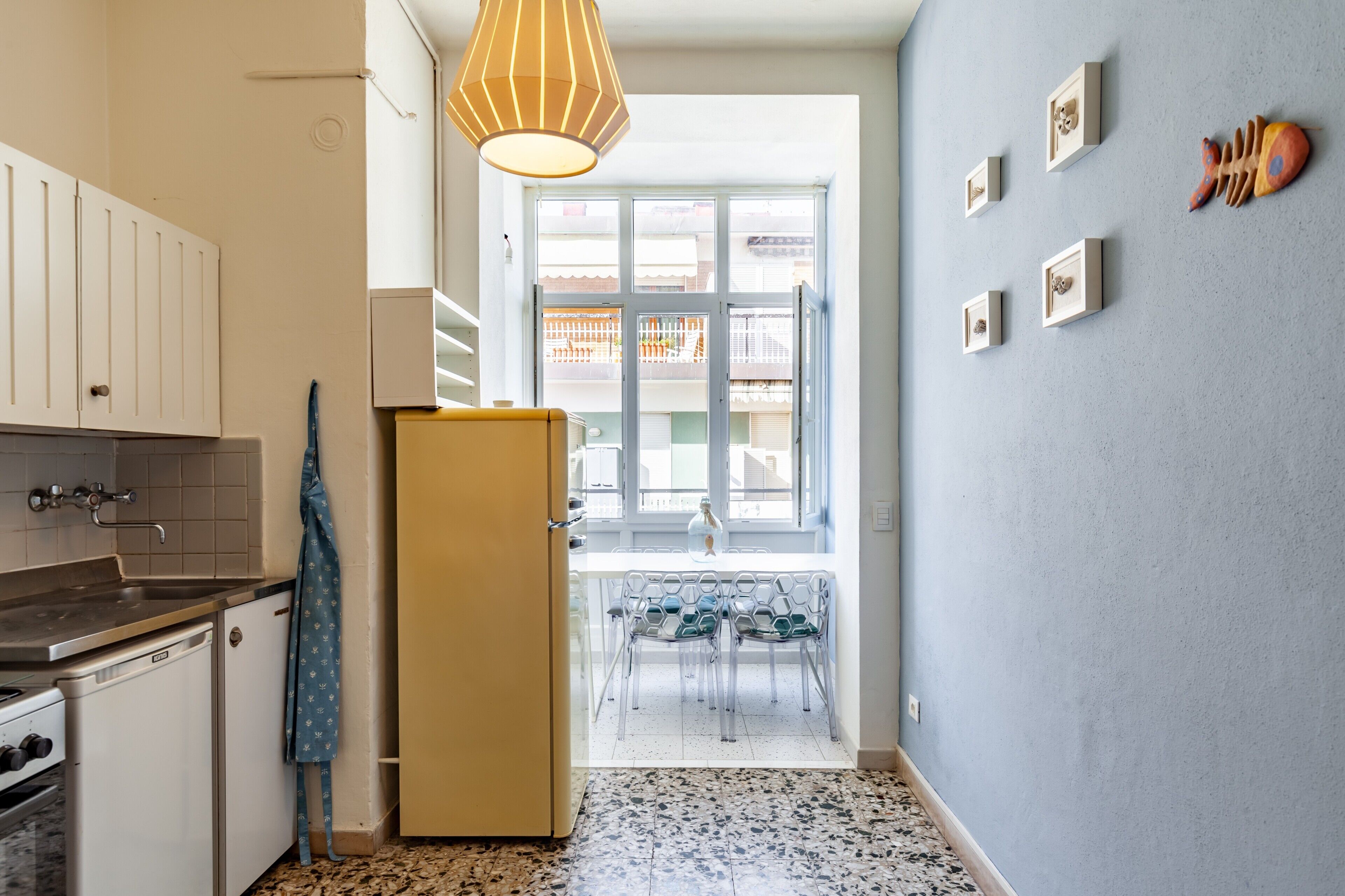 Frigorifero, forno, piano cottura, bollitore elettrico