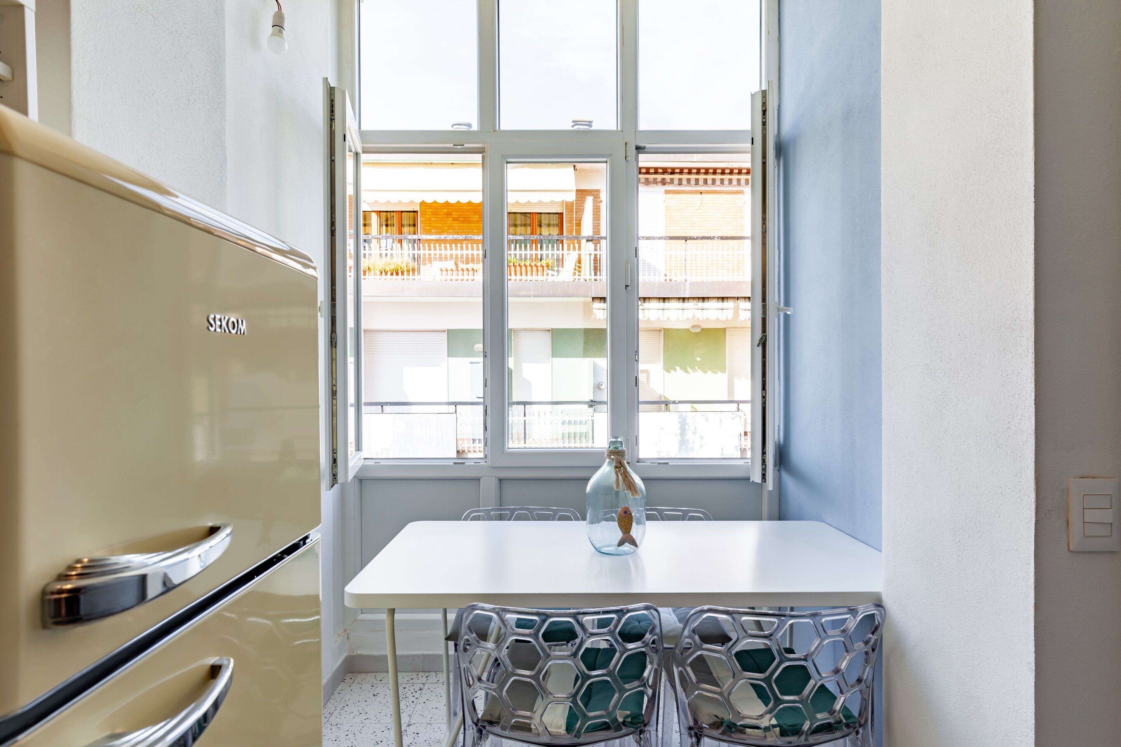 Kylskåp, ugn, spishäll och vattenkokare