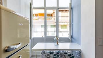 Frigorifero, forno, piano cottura, bollitore elettrico