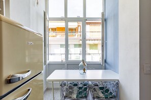 Jääkaappi, uuni, liesi, vedenkeitin