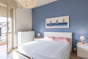 1 quarto, ferros/tábuas de passar roupa, roupa de cama
