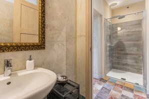 Een douche, handdoeken