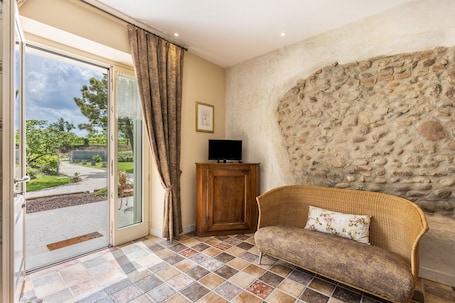 TV, caminetto. Appartamento 'Agriturismo Tenuta Corte Tese' con giardino in comune e aria condizionata