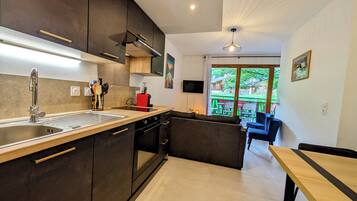 Een koelkast, een microgolfoven, een oven, een vaatwasser