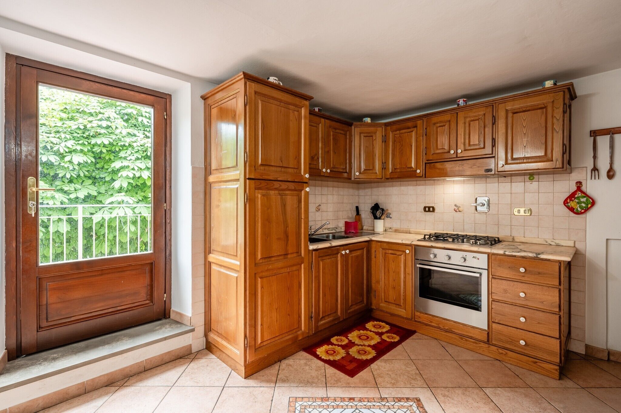 Fridge, oven, stovetop, coffee/tea maker