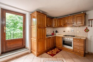Fridge, oven, stovetop, coffee/tea maker