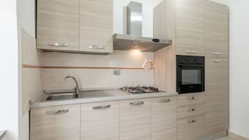 Réfrigérateur, four, plaque de cuisson, cafetiÚre/bouilloire