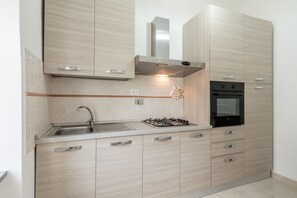Fridge, oven, stovetop, coffee/tea maker