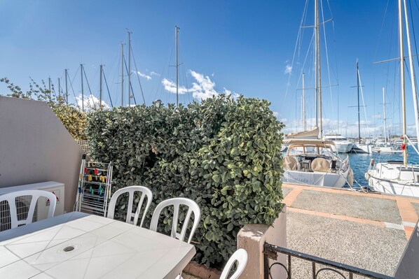 Outdoor dining - Apartment 'Résidence La Croisette' with Sea View and Private Terrace (Agde)