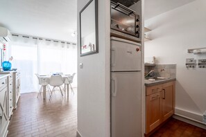 Een koelkast, een microgolfoven, een oven, een kookplaat