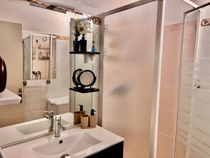 Shower, hair dryer - Apartment 'Résidence La Croisette' with Sea View and Private Terrace (Agde)