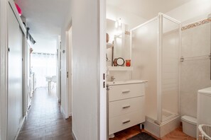 Shower, hair dryer - Apartment 'Résidence La Croisette' with Sea View and Private Terrace (Agde)