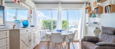 Een televisie en een stereo