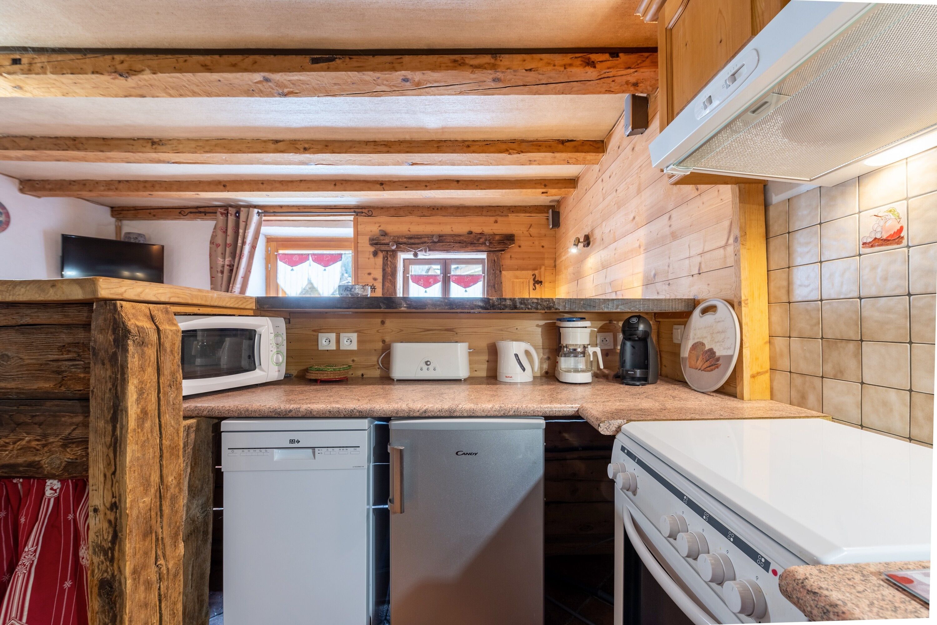 Refrigerador, microondas, horno y parrilla de estufa 