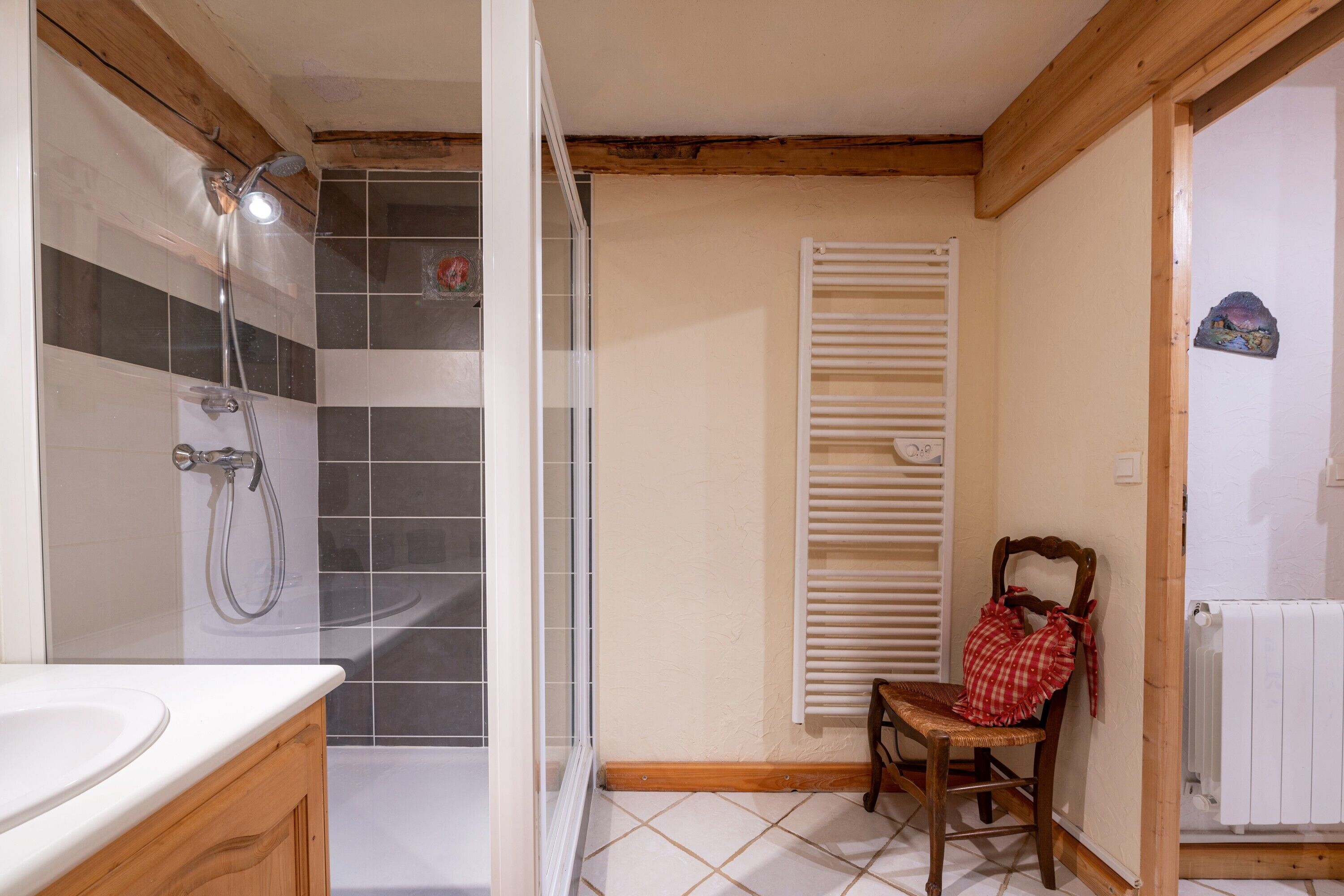 Shower, free toiletries, hair dryer