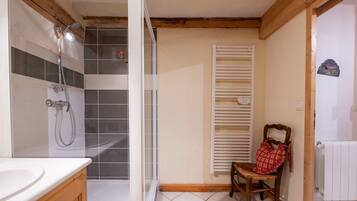 Shower, free toiletries, hair dryer