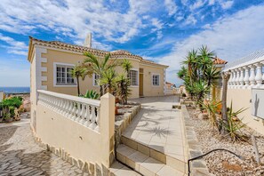Property grounds - Vacation Villa 'El Yuka' with Sea View, Heated Pool, Wi-Fi and Air Conditioning (Callao Salvaje)