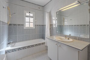 Suihku, hiustenkuivaaja, pyyhkeet