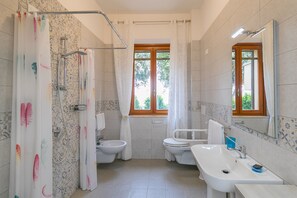 Dusche, Haartrockner, Handtücher