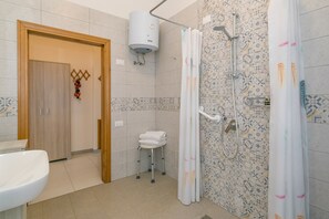 Dusche, Haartrockner, Handtücher
