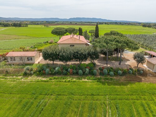 Farmhouse 'Agriturismo I Debbi - L'Olivo' with Private Veranda, Wi-Fi and Air Conditioning