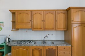 Réfrigérateur, micro-ondes, plaque de cuisson, cafetière/bouilloire