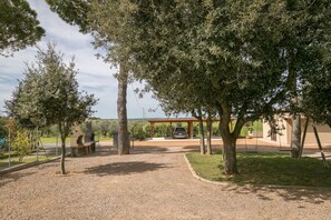 Property grounds - Farmhouse 'Agriturismo I Debbi - L'Olivo' with Private Veranda, Wi-Fi and Air Conditioning (Bibbona)