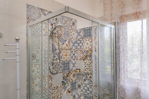 Dusche, Haartrockner, Handtücher