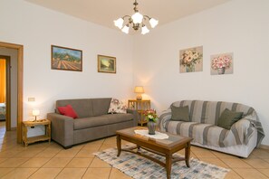 TV - Farmhouse 'Agriturismo I Debbi - Il Pino' with Private Terrace, Wi-Fi and Air Conditioning (Bibbona)