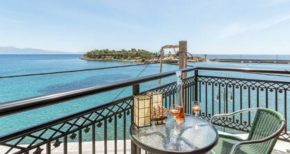 Appartement 'The Lalouda Of Mani' avec vue sur mer, Wi-Fi et climatisation