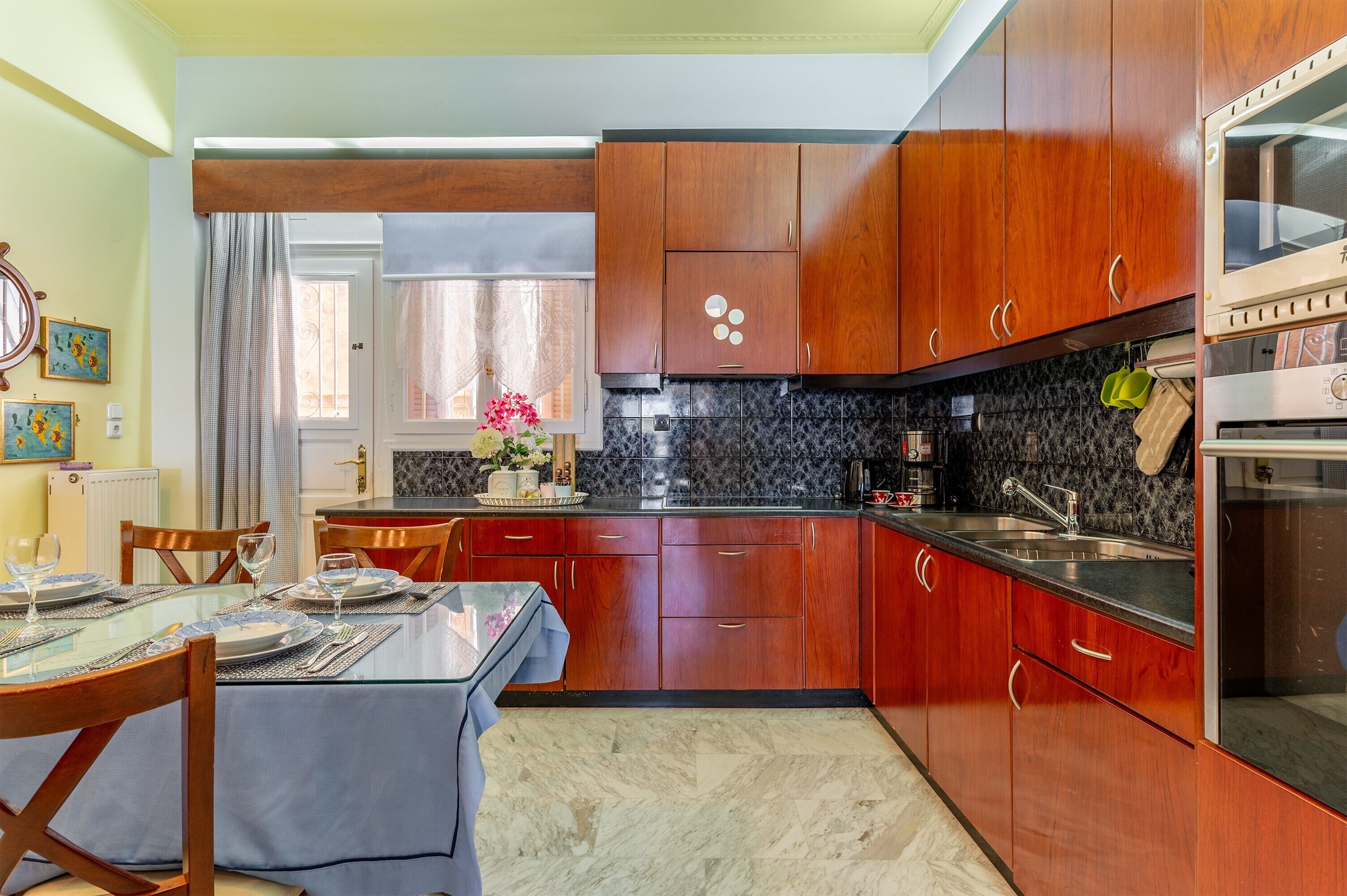 Coffee/tea maker, fridge, microwave, oven