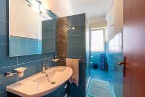 Ducha, secador de pelo, toallas