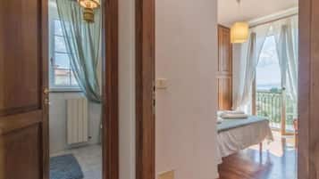 3 slaapkamers, een strijkplank/strijkijzer, gratis wifi, beddengoed