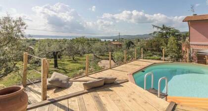 Villa 'Il Giardino Etrusco Bolsena' con vistas al lago, piscina privada y Wi-Fi