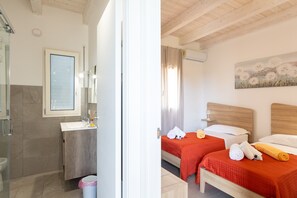 Douche, sèche-cheveux, serviettes fournies