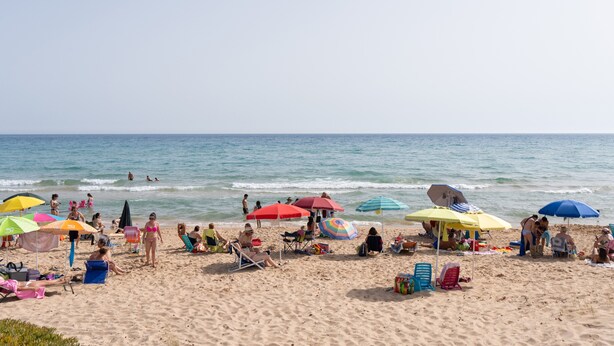 A beach with people, umbrellas, and beach chairs. - Holiday Home 'Villa Gioberta, Fiori' with Shared Pool, Wi-Fi and Air Conditioning (Menfi)