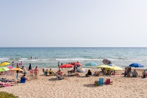 A beach with people, umbrellas, and beach chairs. - Holiday Home 'Villa Gioberta, Fiori' with Shared Pool, Wi-Fi and Air Conditioning (Menfi)