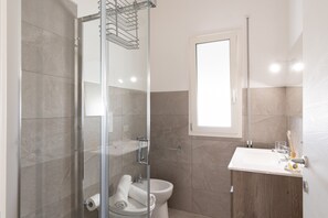 Douche, sèche-cheveux, serviettes fournies